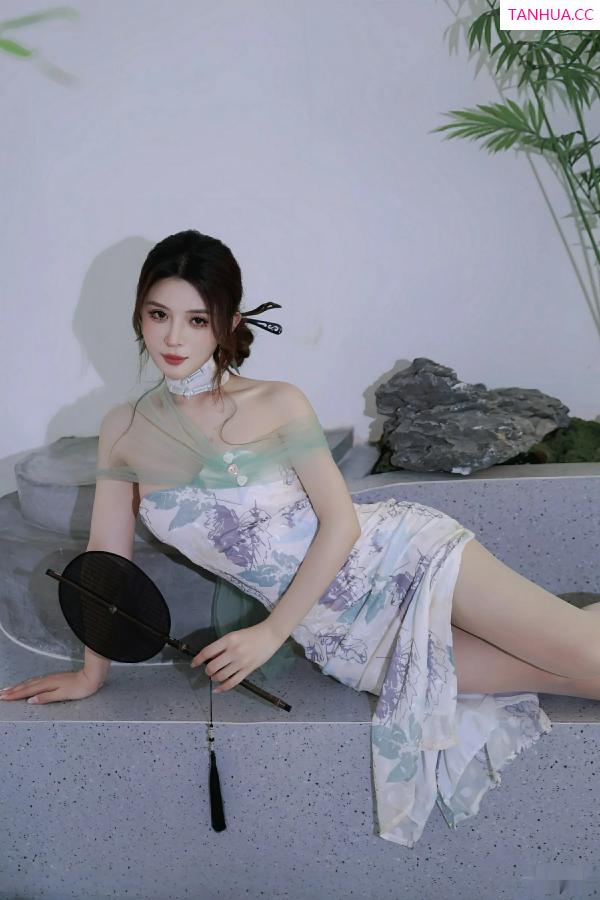   [XiuRen]高清写真图 2025.08.27 No.10694 阿依莎 浅色古风第21张图片